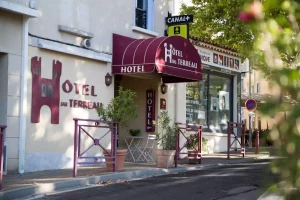 Hotel du Terreau At the foot of Mont d’Or, the Hotel du Terreau, a former staging post and now a popular hotel, welcomes you in the centre of Manosque. Manosque is the perfect base from which to visit the Luberon, the Verdon, the Valensole plateau and all the little villages perched among the olive trees and lavender. The hotel is close to the golf course at Pierrevert and the production centers of Occitane en Provence.