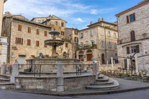 Van Gogh Tours - Piazza del Commune Assisi - The Best of Umbria and Tuscany Cycling Tour