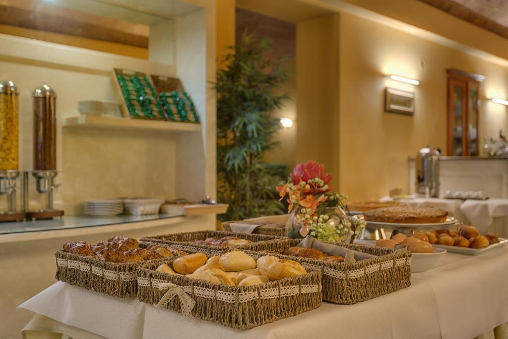 Tempting Tuscany - Self Guided Bike Tour - Van Gogh Tours - Hotel Chiusarelli - Siena Italy