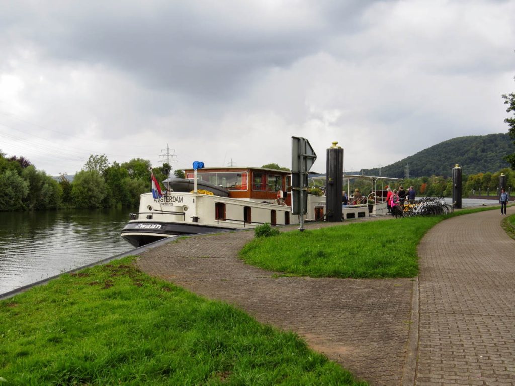 barge-zwaan_15258045535_o