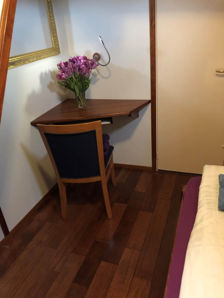 separate-seating-luxury-cabin-barge-zwaan_52853228106_o