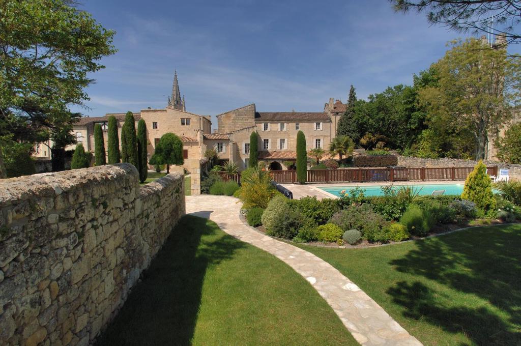 Hôtel Au Logis des Remparts Saint Emilion - Bordeaux vineyards and Chateaux - Self guided bike tour - France - Van Gogh Tours