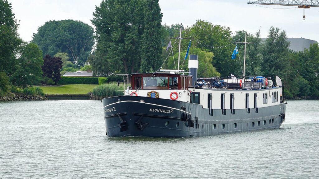 Magnifique X - Van Gogh Tours - Bike and Barge in Europe