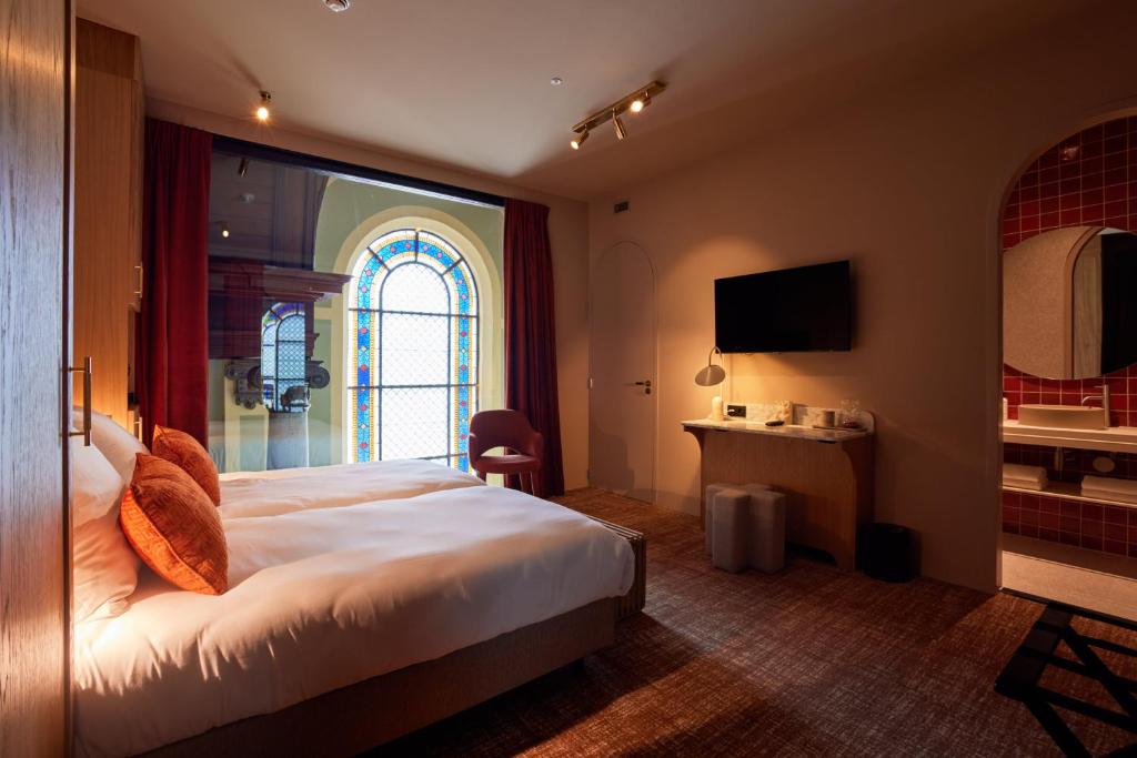 Heavens Hotel Hoorn - Tulips & Postcards - Bike Tour - Van Gogh Tours