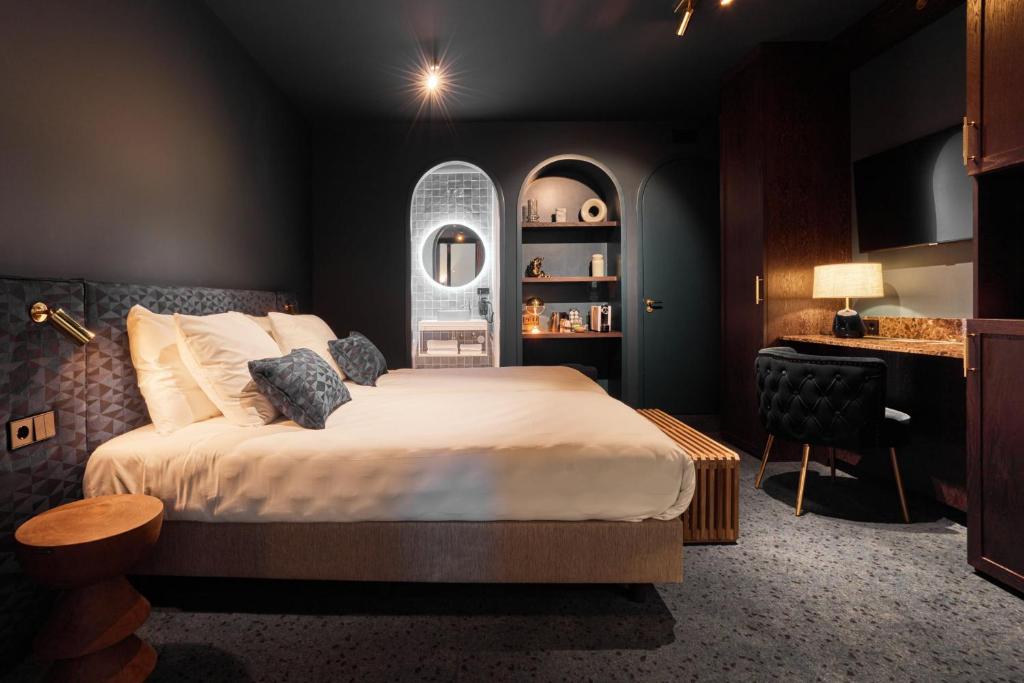 Heavens Hotel Hoorn - Tulips & Postcards - Bike Tour - Van Gogh Tours