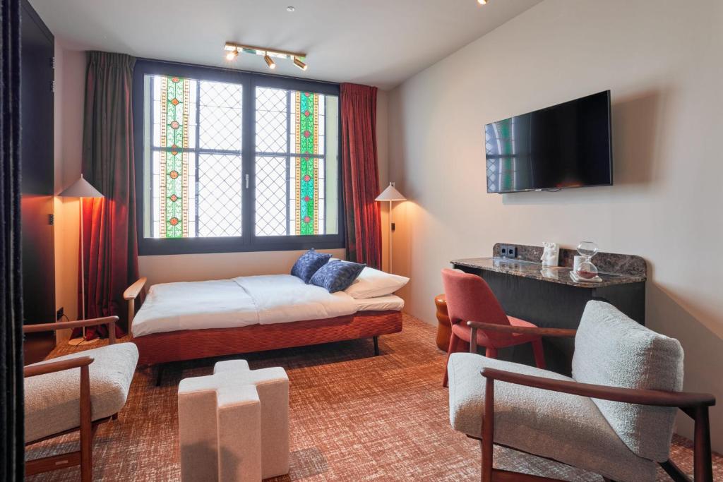 Heavens Hotel Hoorn - Tulips & Postcards - Bike Tour - Van Gogh Tours