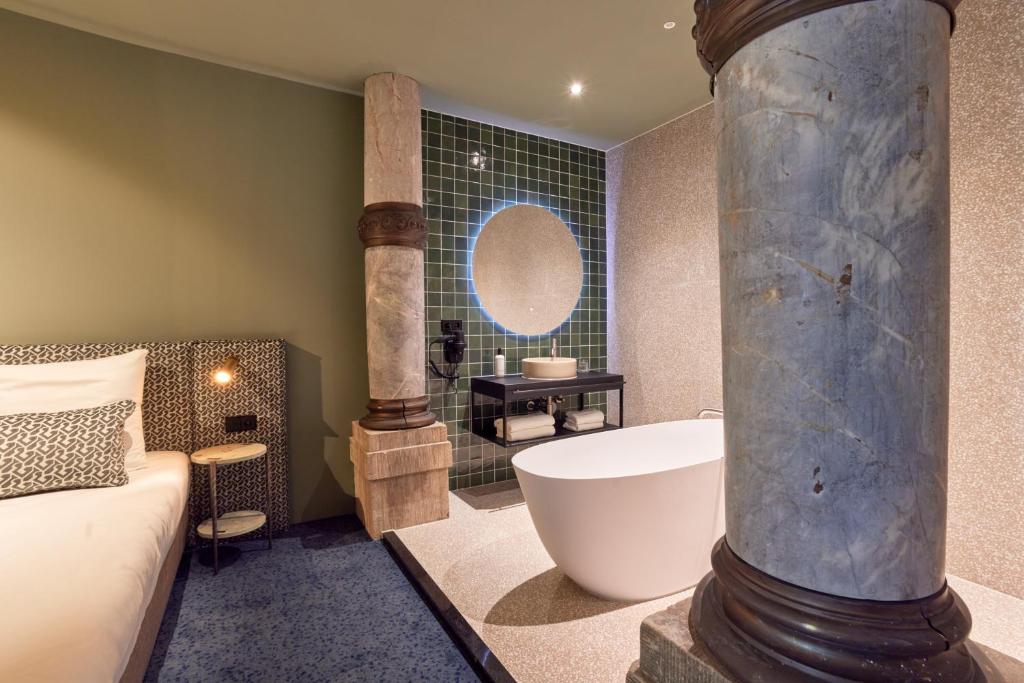 Heavens Hotel Hoorn - Tulips & Postcards - Bike Tour - Van Gogh Tours